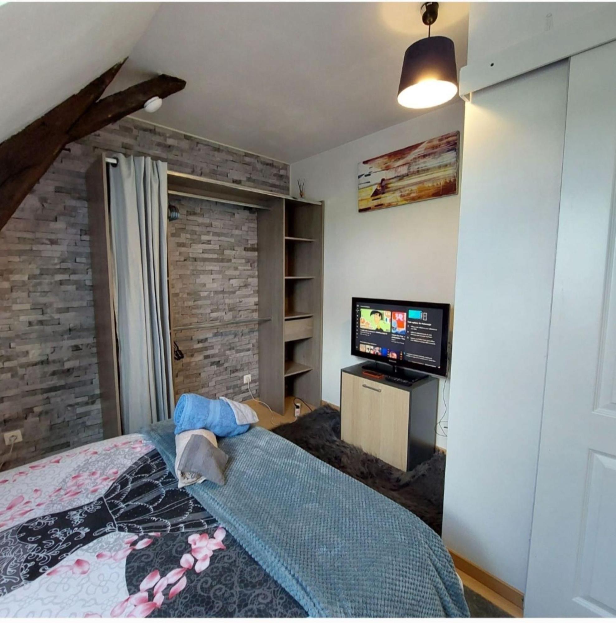 logement campagnard charmant, fonctionnel, cour privée avec WiFi Tauxigny Exterior foto